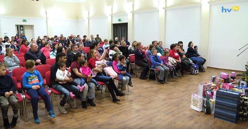 Gyerekek karácsonyát tette szebbé a Hajráanyu egyesület